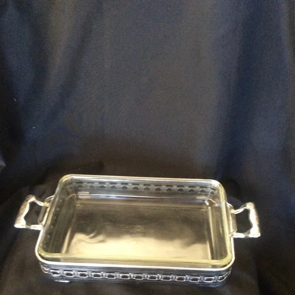Vintage Pyrex casserole glass dish in serving tray - Picture 3 of 15